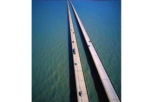最長跨海大橋杭州灣大橋長約三十三公里
