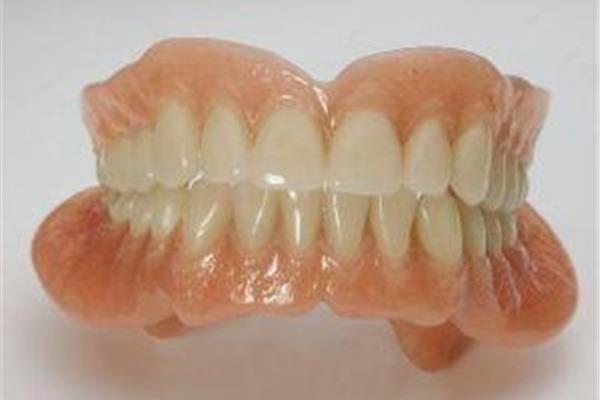 如何使用假牙套延長牙齒壽命?