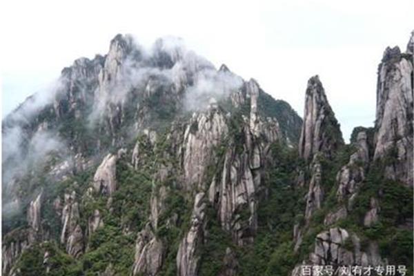 江西三清山的海拔高度約1357米