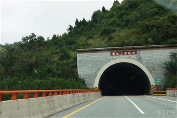 Xi安渡秦嶺有多少個隧道(西秦嶺隧道介紹?)